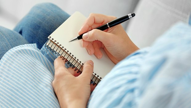 Mujer escribiendo en un cuaderno